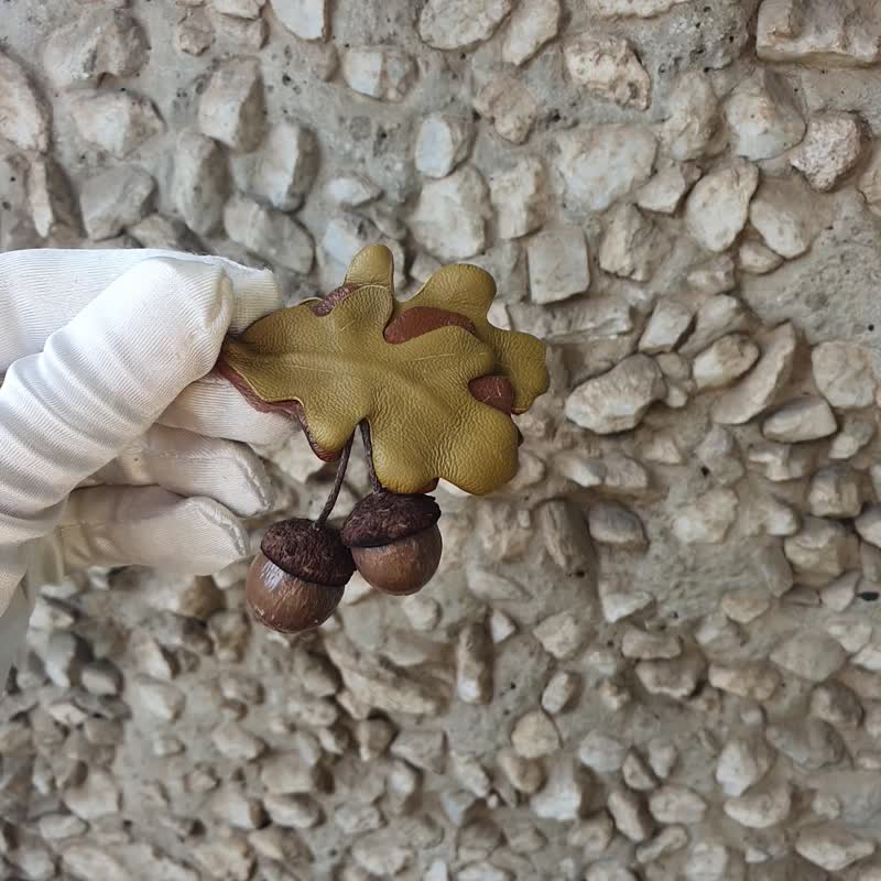 Men's lapel pin leather acorns, Gift for him Leather boutonnierre - 胸針 - 真皮 咖啡色