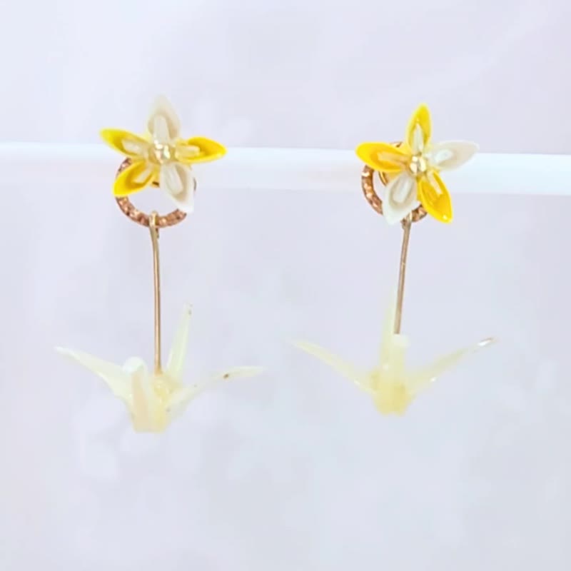 2way │小さな花と揺れる折り鶴の和風ピアス/イヤリング │黄色 - 耳環/耳夾/耳骨夾 - 紙 黃色