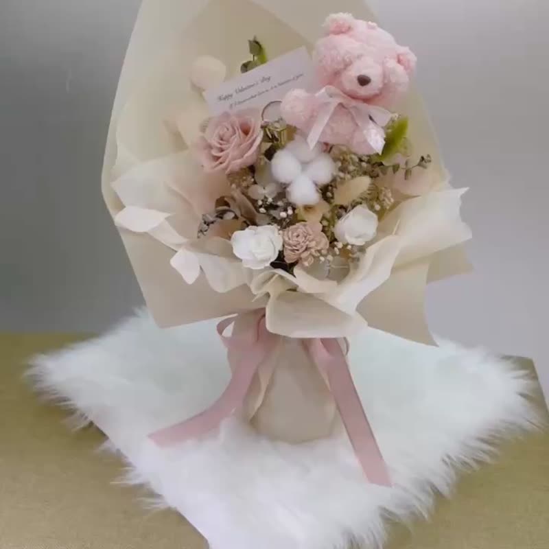 【Spring Flower Alley】Shy Bear Valentine's Day Bouquet - ช่อดอกไม้แห้ง - พืช/ดอกไม้ สึชมพู