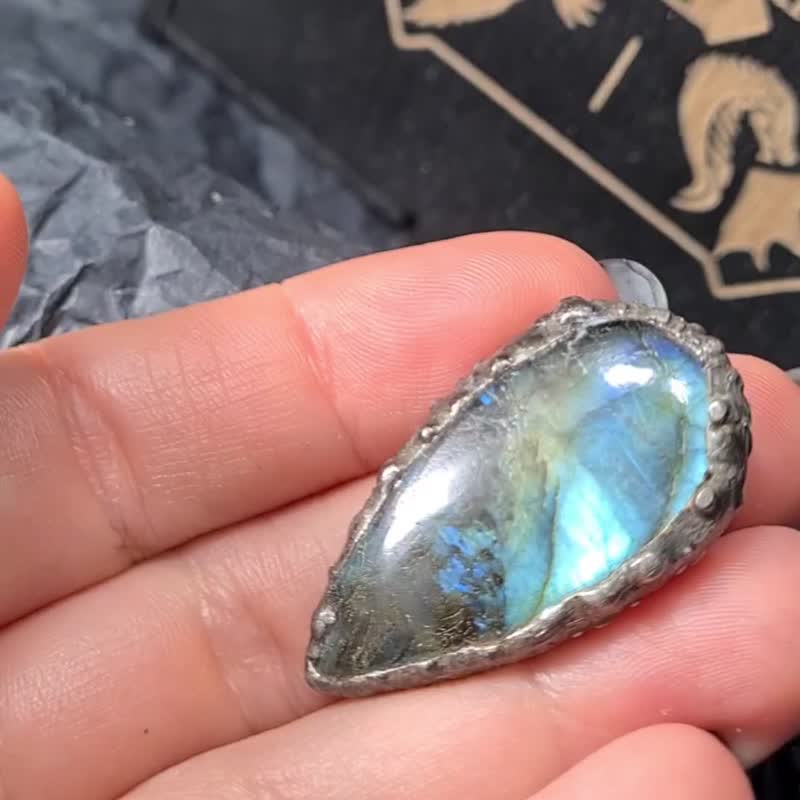 Labrodarite ring Big Massive Ring Luminous Ring Rainbow Ring - 戒指 - 石頭 藍色