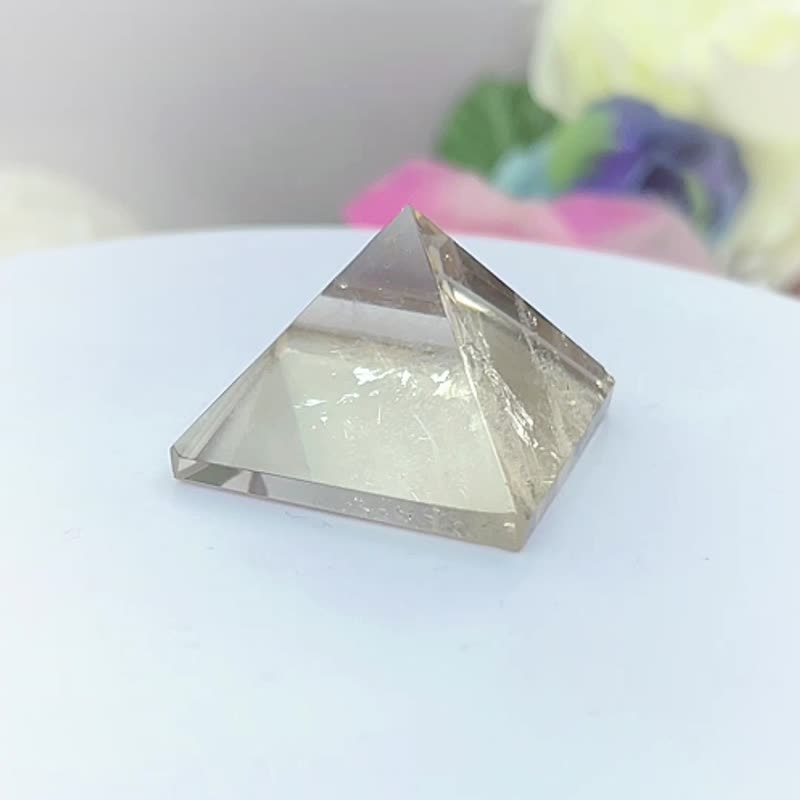 超能量許願金字塔彩虹光茶水晶手工打磨 透亮神奇 33*33*29MM金字 - 擺飾/家飾品 - 水晶 金色