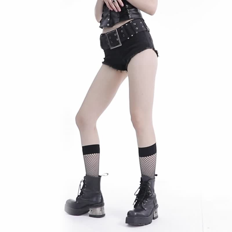 龐克權力意志腰帶牛仔熱褲 / 附腰帶 - 女短褲/五分褲 - 其他材質 黑色