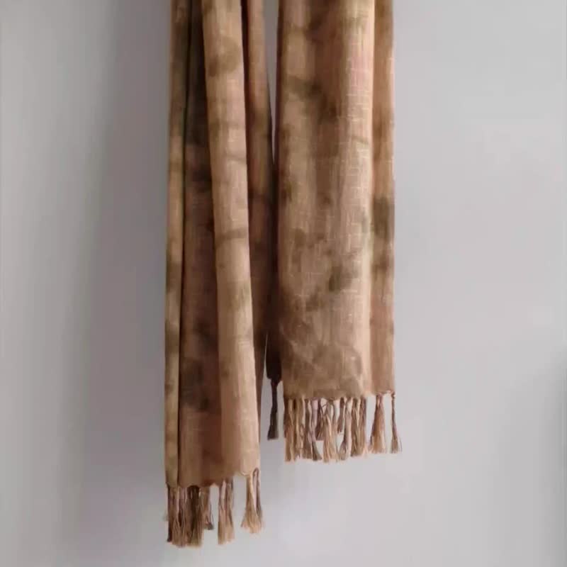 Graduation gift hand-dyed original unique pattern scarf - warm cultural and creative shawl scarf plant-dyed thick cotton - ผ้าพันคอถัก - ผ้าฝ้าย/ผ้าลินิน สีเทา