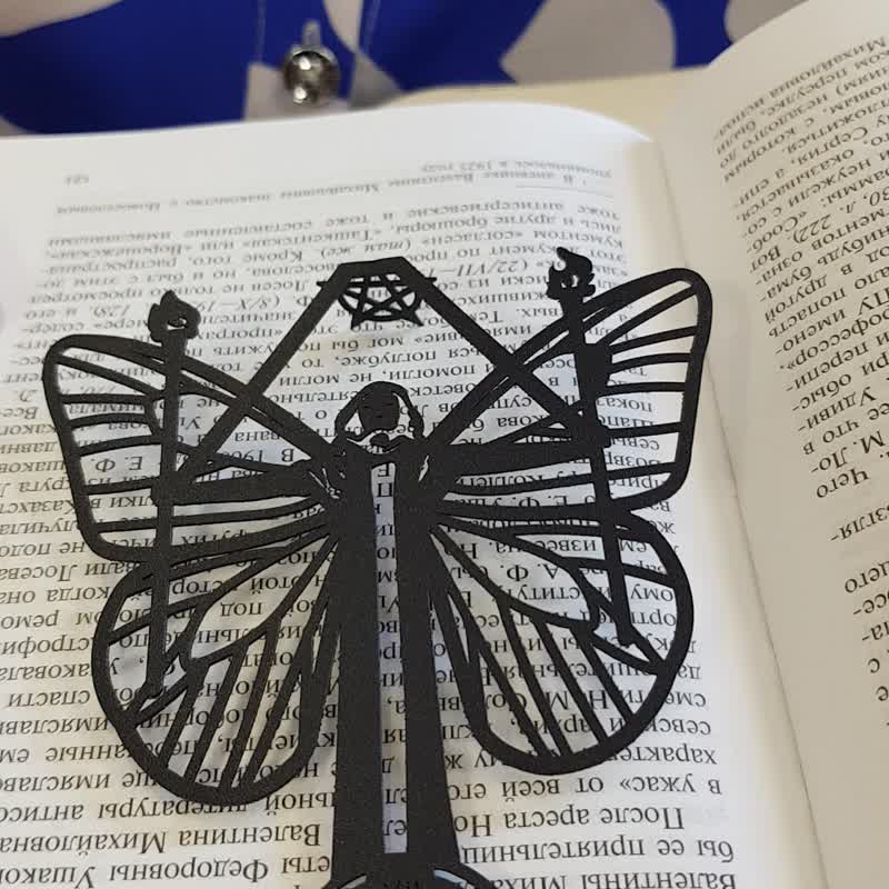 Witch Hour Metal Bookmark – Gothic Clock & Torches Design - 書籤 - 其他金屬 黑色