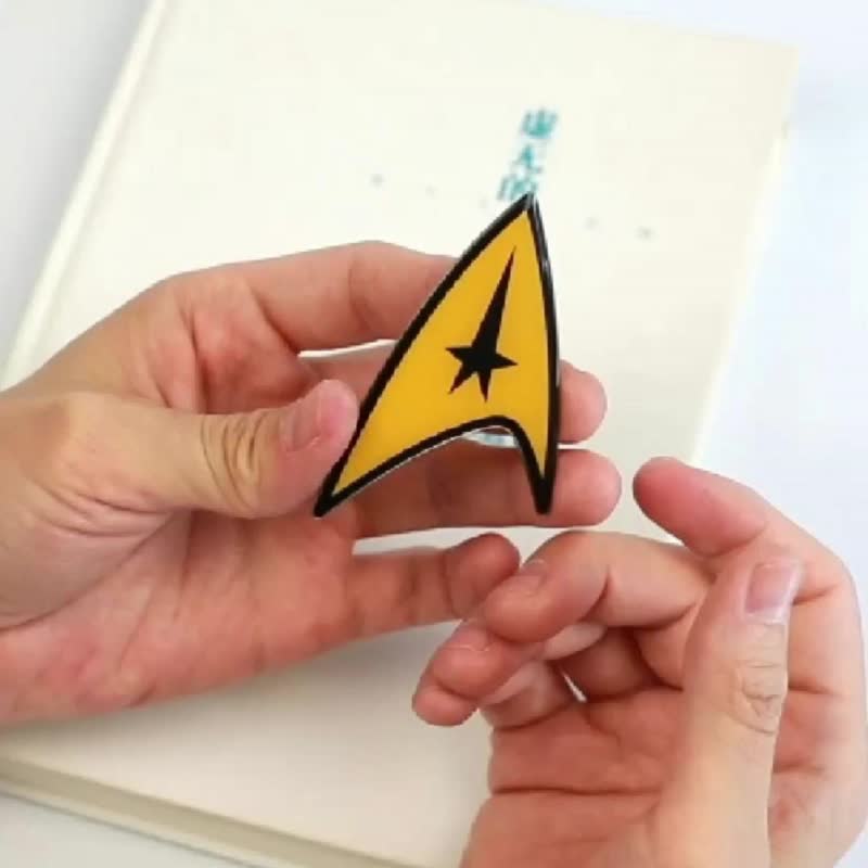 STARTREK Star Trek triangle badge bookmark British IF creative metal collection Captain Kirk - ที่คั่นหนังสือ - โลหะ สีเหลือง