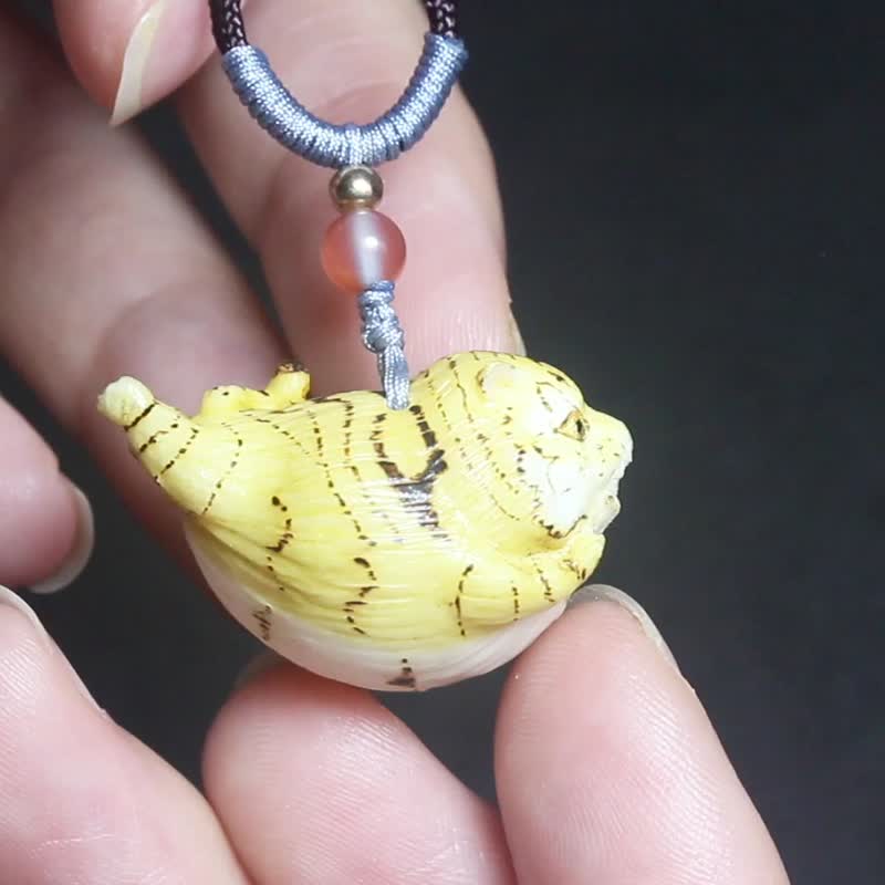 [Little Tiger] Cute and adorable little tiger with deer horns and roots, couple pendants, zodiac pendants, gifts for men and women - สร้อยคอ - วัสดุอื่นๆ สีเหลือง