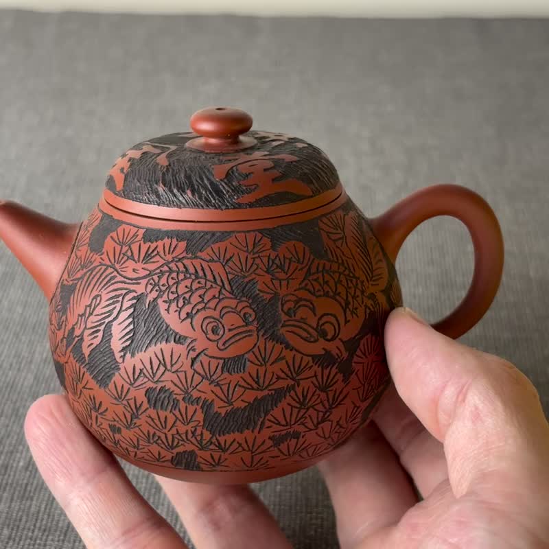 台灣名家黃冠霖【朱泥】手拉坏 梨型 雕刻壺11 - 茶壺/茶杯/茶具 - 陶 紅色