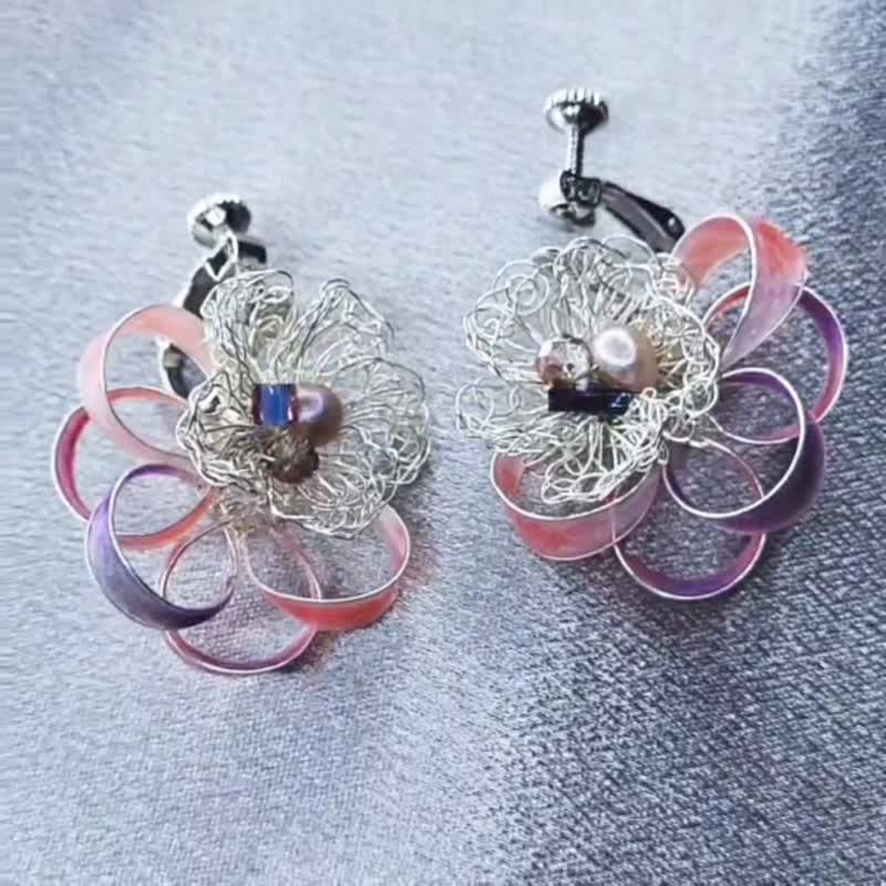 【替自己頒個獎】金屬線編織 水晶花耳環 - 耳環/耳夾/耳骨夾 - 樹脂 銀色
