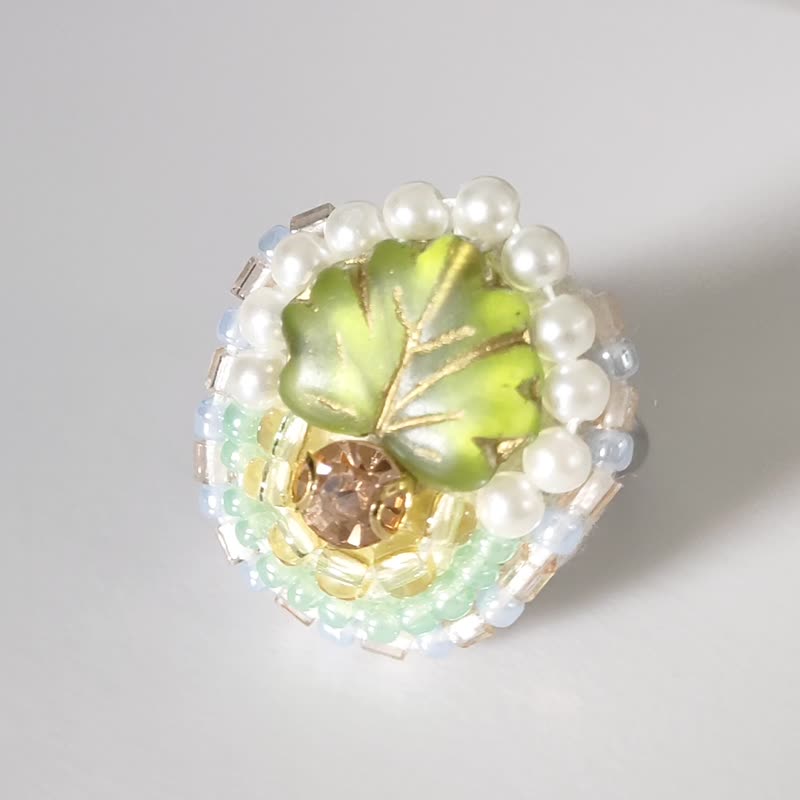 おしゃべりな指輪23　フリーサイズ　ビーズ刺繍のリング　リーフ　ビジュー　グリーン　カラフル　マルチカラー - 戒指 - 塑膠 綠色