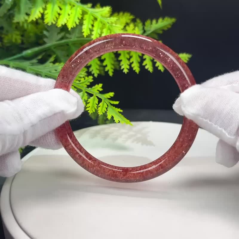 高品質 鴿血紅草莓晶手鐲 56MM 冰透爆閃圓條紅水晶手環 甜美魅力 - 手鍊/手環 - 水晶 紅色