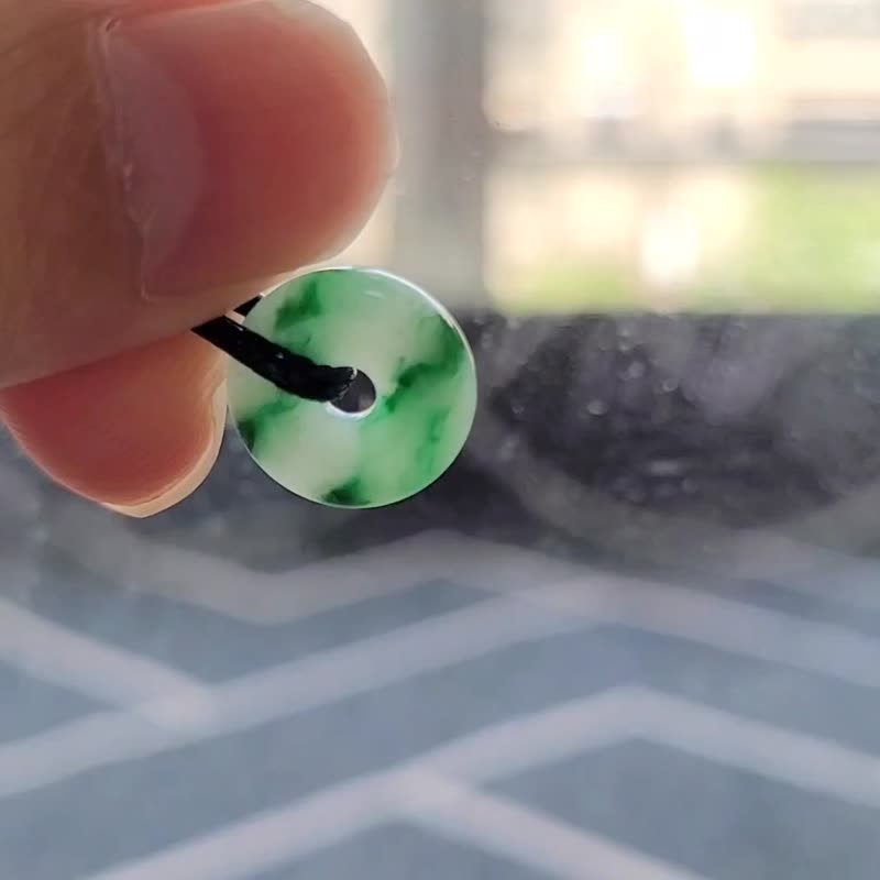 【親翠】天然翡翠 冰辣綠色飄花果陽綠底平安釦皮繩鎖骨鍊 - 項鍊 - 玉石 綠色