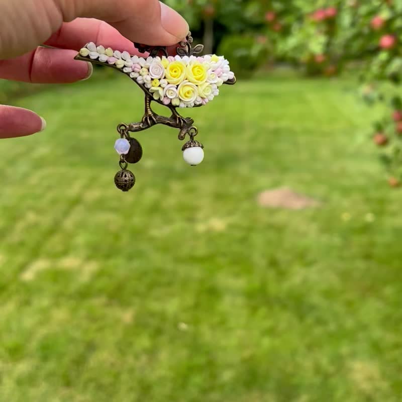 Bird Necklace With Flowers Roses Necklace Polymer Clay Pendant Romantic Gift - 項鍊 - 黏土 黃色