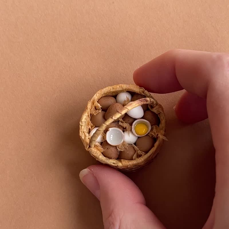 Doll miniature basket with eggs for playing with dolls, dollhouse, scale 1:12 - 公仔/玩偶 - 其他材質 多色