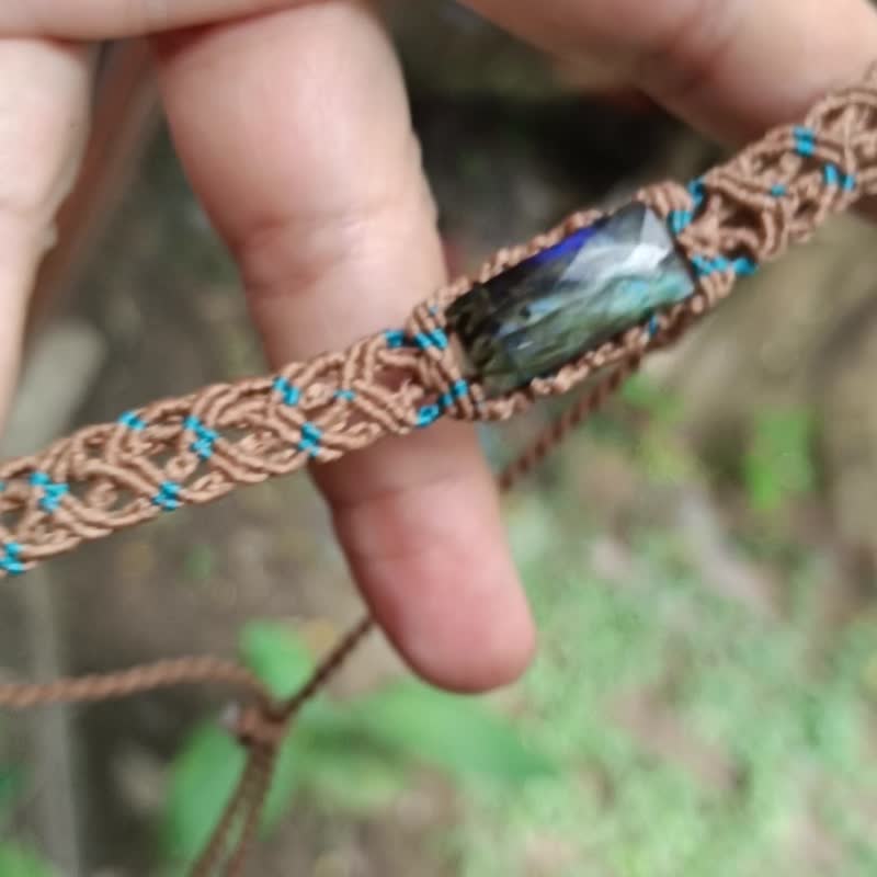 Unique handmade choker with a facetted labradorite - สร้อยคอ - เครื่องเพชรพลอย สีน้ำเงิน