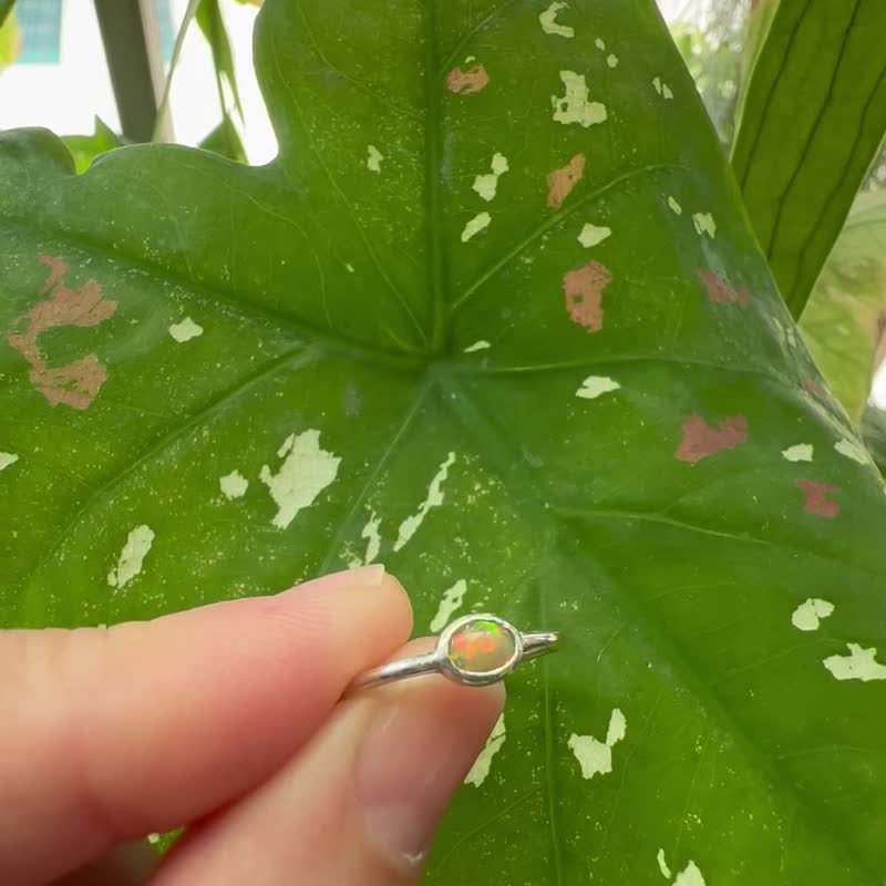 手作純銀—蛋白石戒指 純銀戒指 輕珠寶 半寶石 蛋白石 線戒 銀戒 - 戒指 - 純銀 銀色