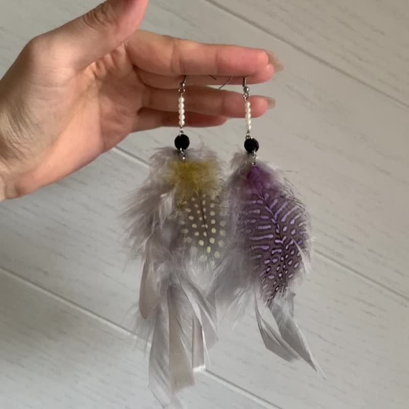 [Quick shipment for Mother's Day] Morning in the foggy city - light gray lined with yellow/lined with purple feather earrings - ต่างหู - วัสดุอื่นๆ สีเงิน