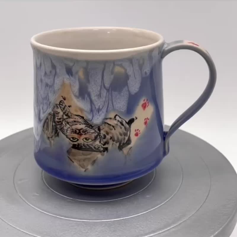 【陶佐陶 TAOZOTAO】貓咪馬克杯-藍白釉(踩踏貓&歪頭貓) - 其他杯子 - 瓷 藍色