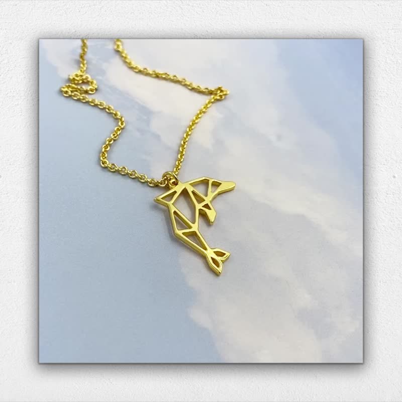 イルカのネックレス、ミニマルな幾何学的なスタイル、ゴールドメッキ。 - ネックレス - 銅・真鍮 ゴールド