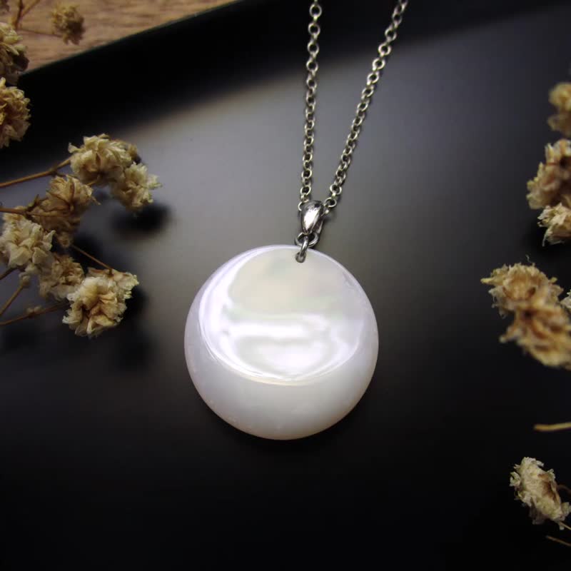 Simple design jade pendant lake shore white chalcedony/simple and easy to match with double-sided wearable/ - สร้อยคอ - หยก ขาว