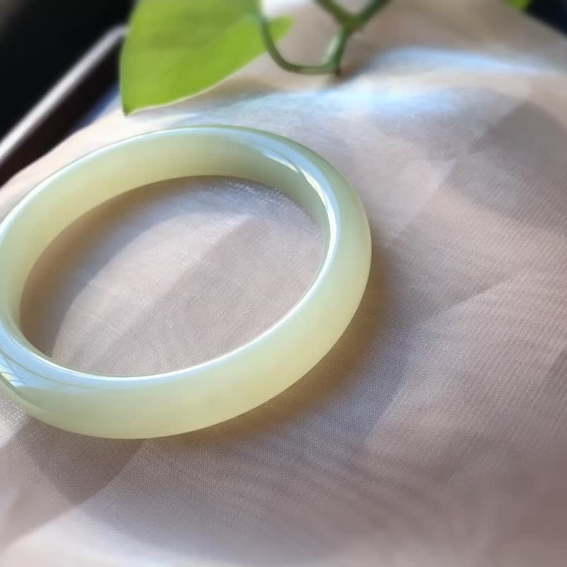 秒殺價精品天然和田玉玉鐲 圈口56MM 冰晴水 料子冰潤細膩 - 手鍊/手環 - 玉石 