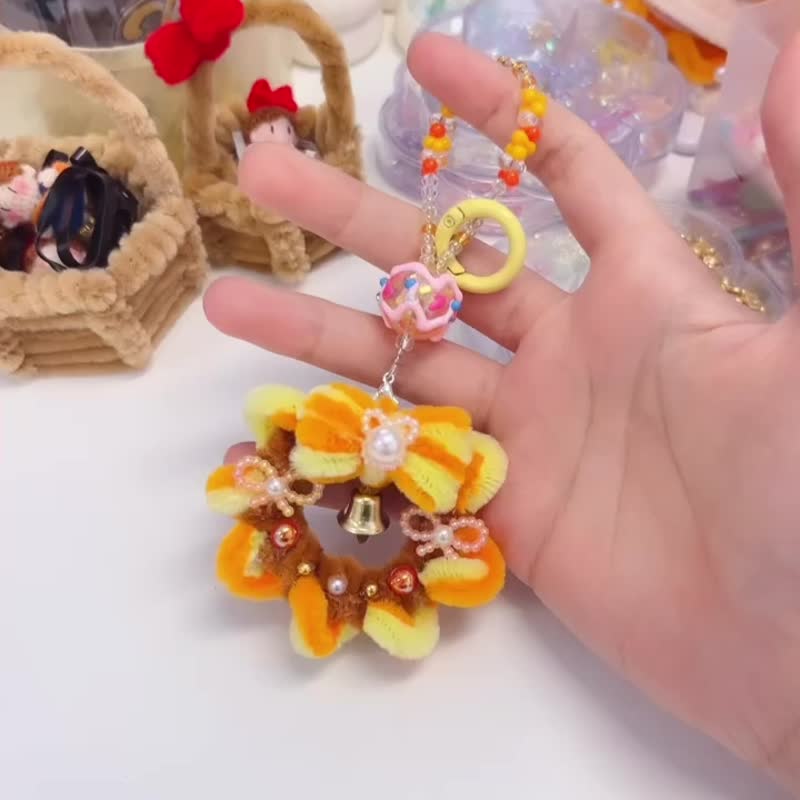 Wishing Floral Wreath Charm - เข็มกลัด - วัสดุอื่นๆ สีเขียว