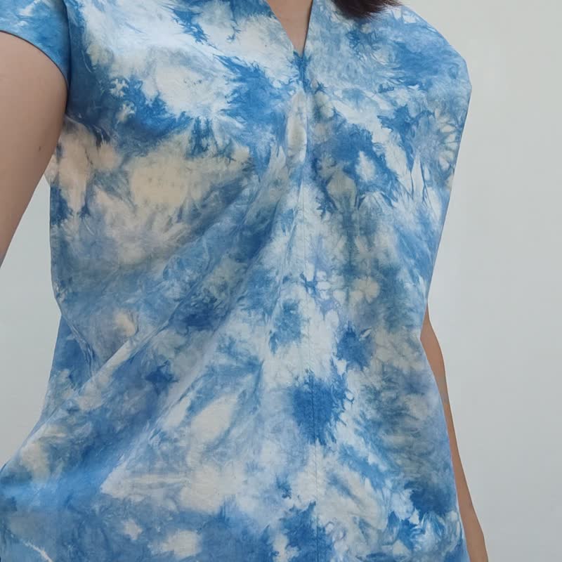 Couldy - V領簡約紮染雲朵圖案上衣 - 女上衣/長袖上衣 - 棉．麻 藍色