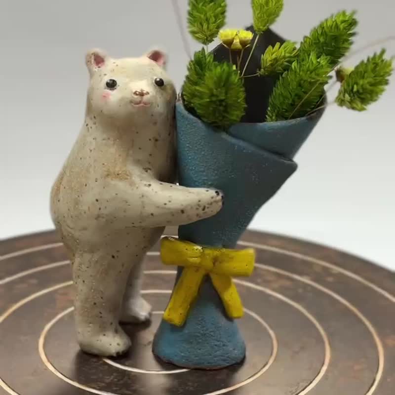 木のホワイト花束を持っている小さな白いクマ。 - 人形・フィギュア - 陶器 ホワイト