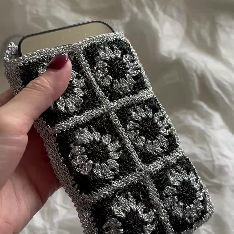 手作りのきらきらスマホポーチ。防水仕様で汚れを気にせずお使いいただけます。 - スマホケース・カバー - プラスチック シルバー