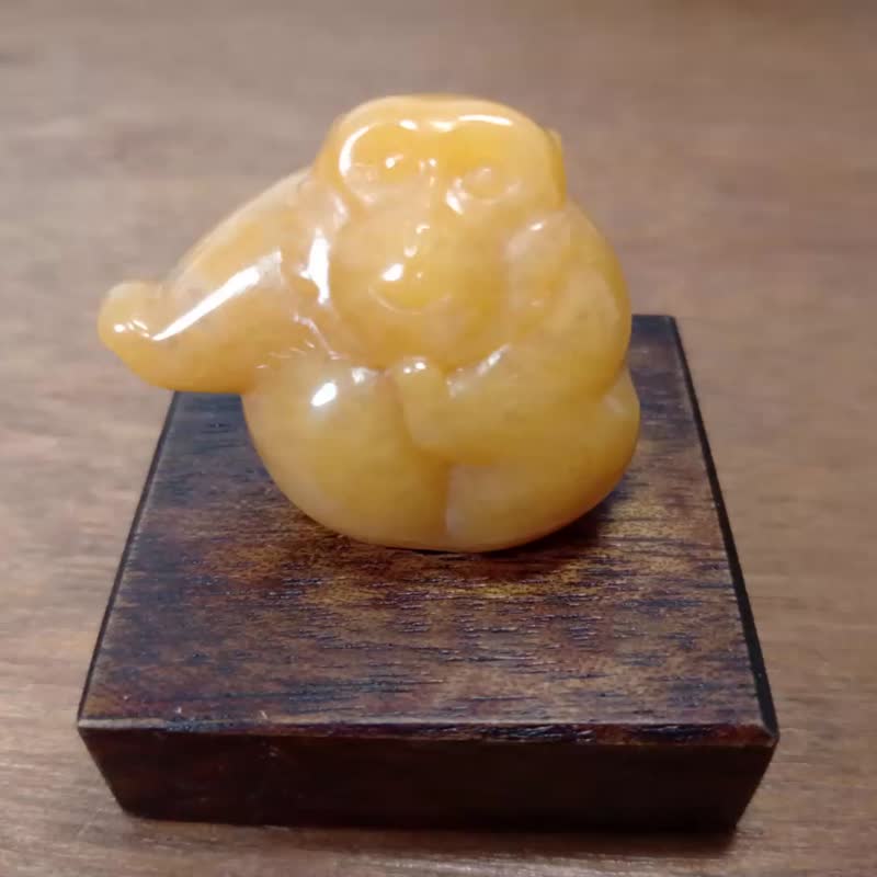 雕件 逗樂動物-掌力猴 新疆金絲玉 - 擺飾/家飾品 - 玉石 黃色