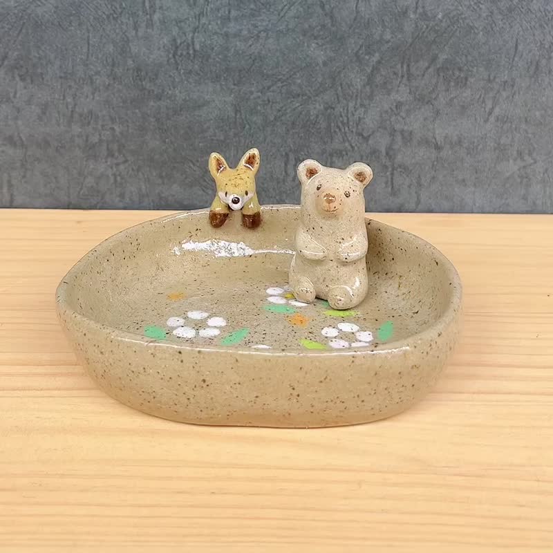 A Lu 小狐狸及小熊陶盤/禮物 手作手繪 美國陶土 原創僅此一件 - 盤子/餐盤/盤架 - 陶 多色