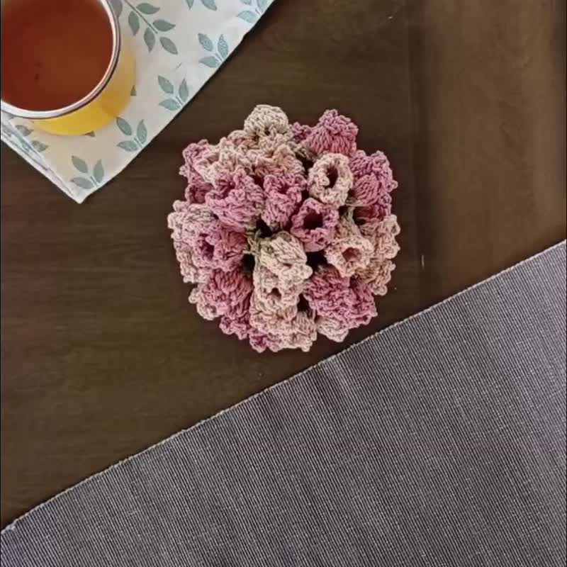 玫瑰小憩鉤針花邊杯墊組 / 純棉手作 / 附花盆收納盒 - 4入 - 擺飾/家飾品 - 棉．麻 粉紅色