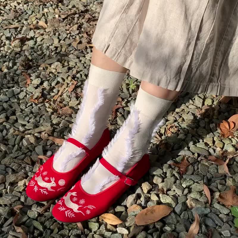 插畫刺繡鞋 (白兔追月/紅) - 娃娃鞋/平底鞋 - 其他材質 多色