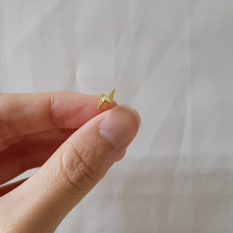 【SWS飾品】簡約鍍24K金 閃電醫療鋼耳環 中性 個性風格 抗敏耳環 - 耳環/耳夾/耳骨夾 - 其他金屬 金色