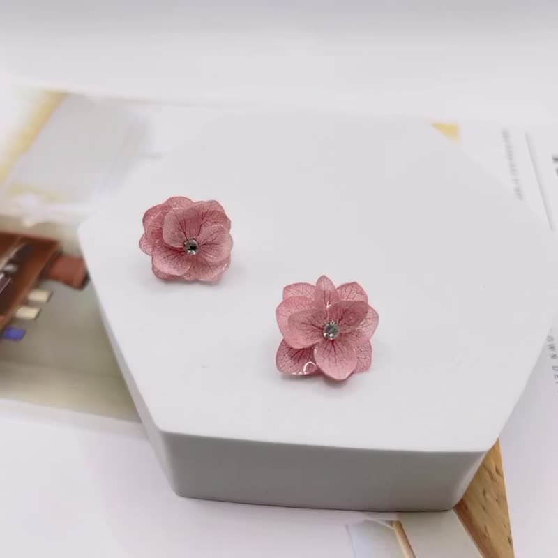 Flower resin earrings, Hydrangea resin earrings, Real floral earrings - ต่างหู - พืช/ดอกไม้ สีม่วง