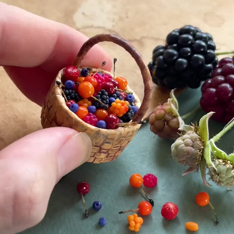 A miniature basket with berries - Stuffed Dolls & Figurines - Other Materials Multicolor