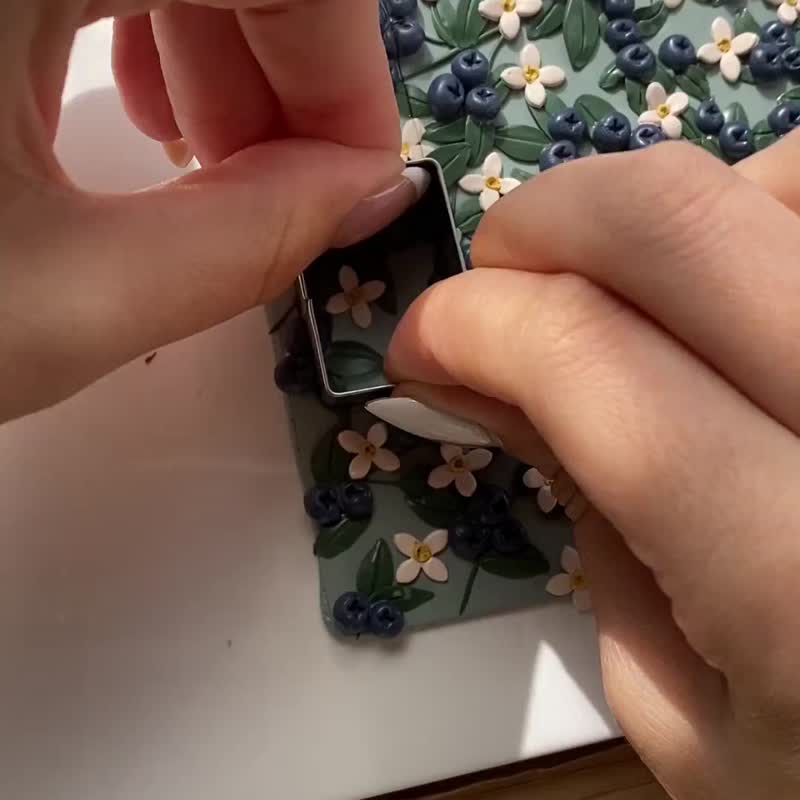 晨露藍莓 手作軟陶耳環 14K包金耳針 改夾請備註 - 耳環/耳夾/耳骨夾 - 陶 