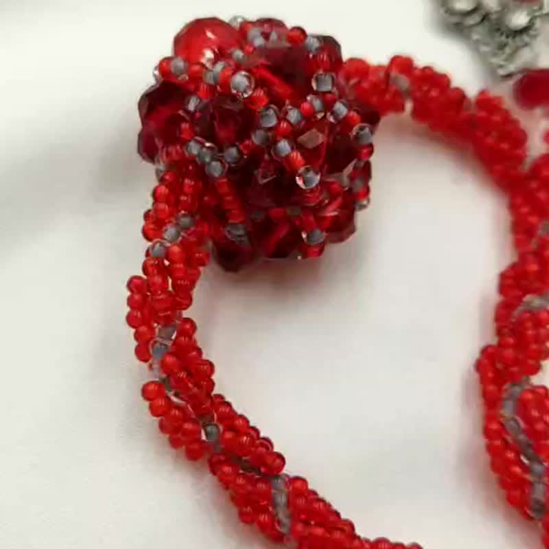 Beaded cord with bead pendant - สร้อยคอ - กระจกลาย สีแดง