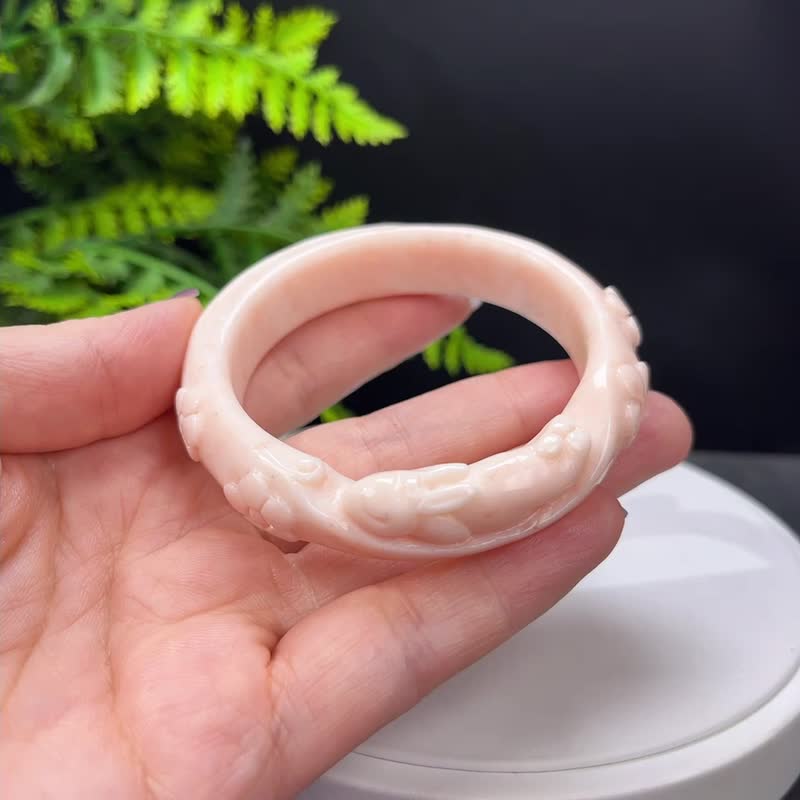 蛇紋玉粉白手镯 55MM 手雕趴趴玉兔 祥雲梅花 岫玉手環 平安富貴 - 手鍊/手環 - 玉石 