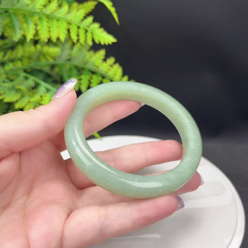 精品 淺青白色蛇紋玉手鐲 59MM 冰潤岫玉手環 堅實溫潤 細膩圓融 - 手鍊/手環 - 玉石 綠色
