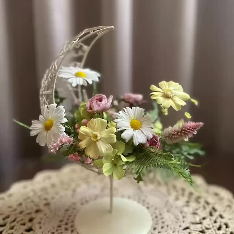 【永生花禮】月型永生瑪格莉特桌花/開幕花禮/升遷桌花/祝賀花禮 - 擺飾/家飾品 - 植物．花 多色