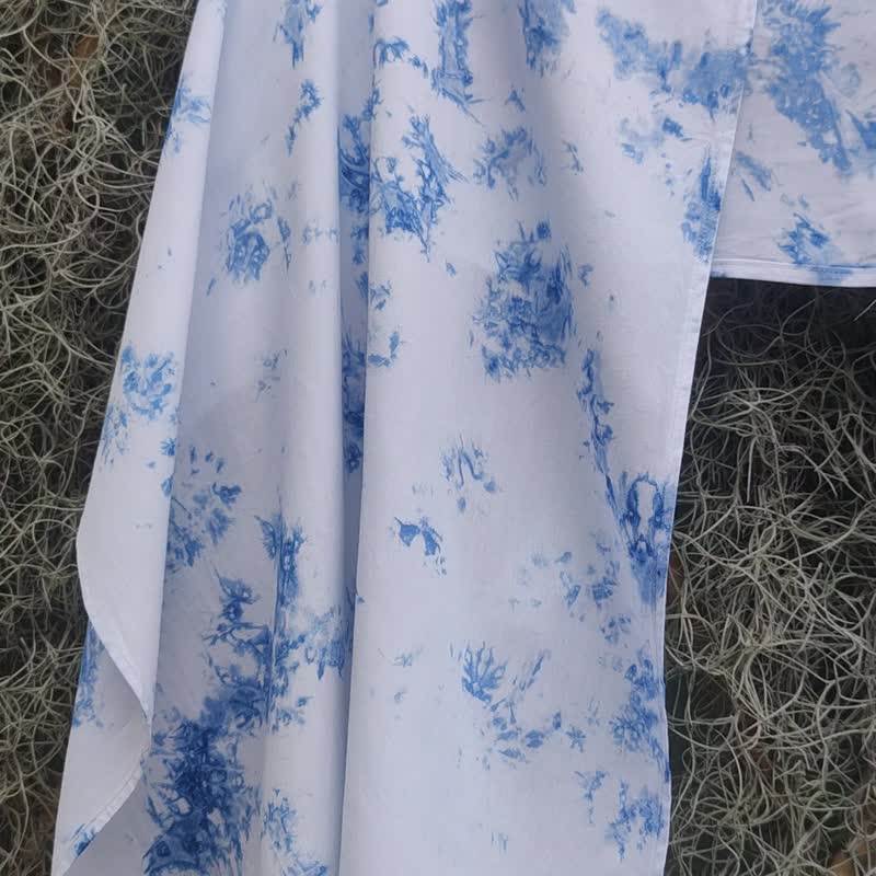 【Xmas Gift Box】Snow Blue ผ้าคลุมไหล่ขนาดกลาง มัดย้อมแฮนด์เมด - ผ้าพันคอ - ผ้าฝ้าย/ผ้าลินิน ขาว