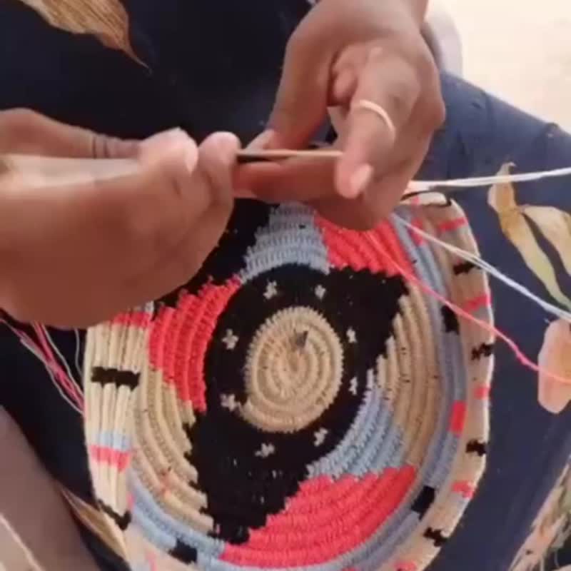 哥倫比亞製 2短揹帶 Wayuu 編織手工包 色織光 - 手提包/手提袋 - 壓克力 多色