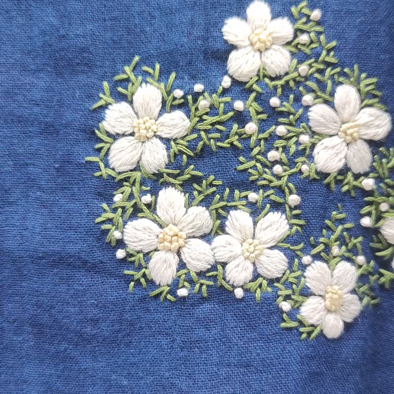 靛藍襯衫上的束白花刺繡 - 女裝 上衣 - 棉．麻 藍色