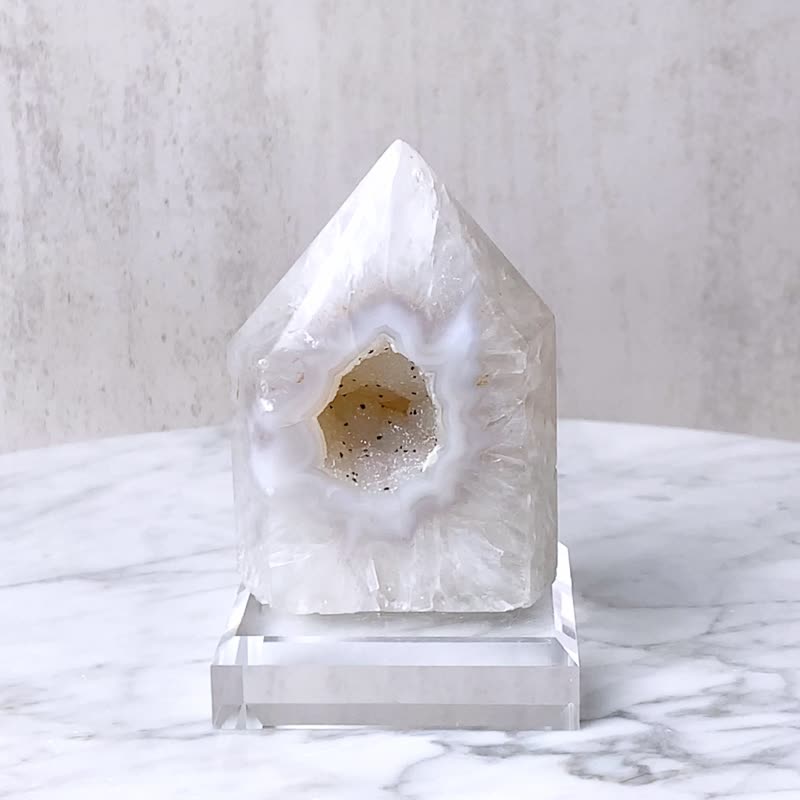 Column-shaped agate crystal cave // ​​attracts wealth, purifies the space and brings peace // comes with a free base - ของวางตกแต่ง - คริสตัล ขาว