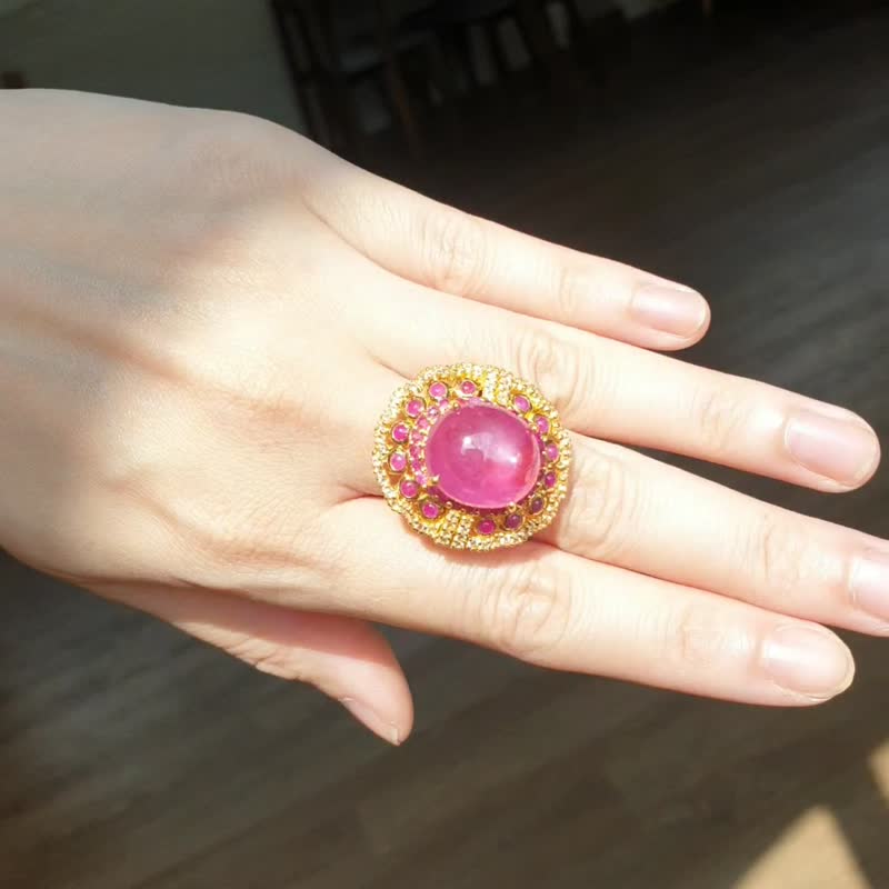 Ruby ring surrounded by Siam ruby and White zircon, silver 925 gold plated case. - 戒指 - 寶石 紅色