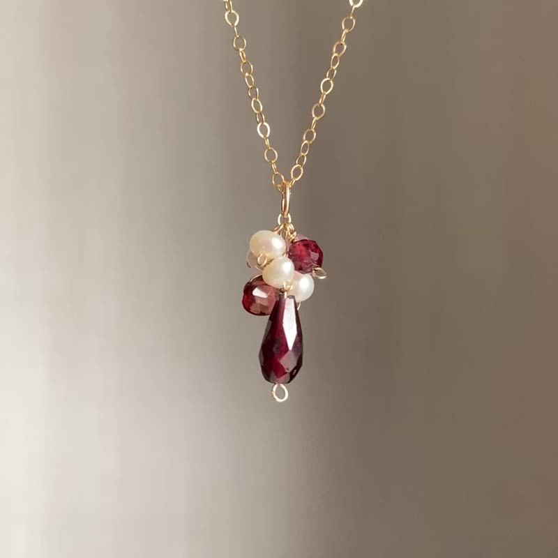 【Defect】14KGF Garnet x Freshwater Pearl necklace - สร้อยคอ - เครื่องเพชรพลอย สีแดง