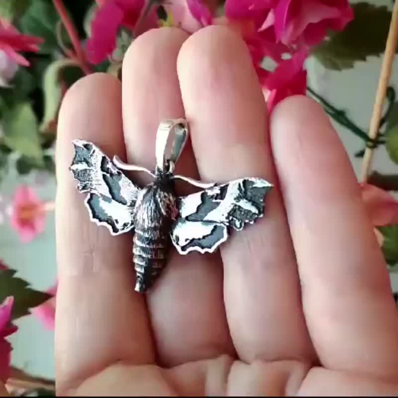 Sterling Silver Moth Pendant - Delicate and Unique! Silver Moth Jewelry - 項鍊 - 純銀 銀色