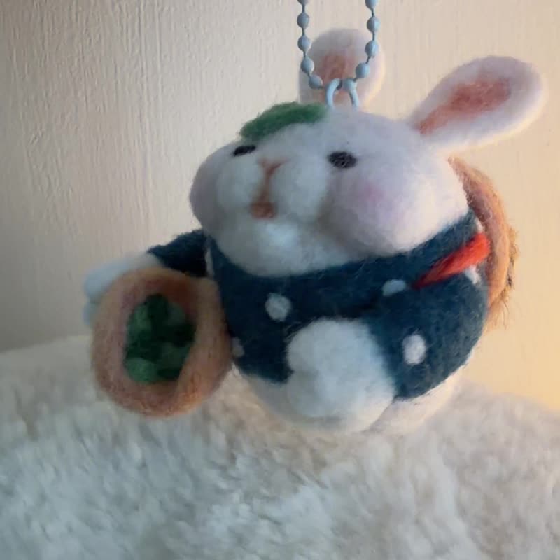 兔包製純手工羊毛氈採茶姑娘掛飾鑰匙圈 - 鑰匙圈/鑰匙包 - 羊毛 多色