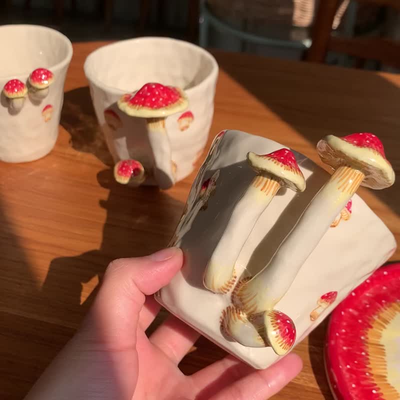 Mushroom Coffee Cup with Mushroom Pattern - 花瓶/花器 - 陶 紅色