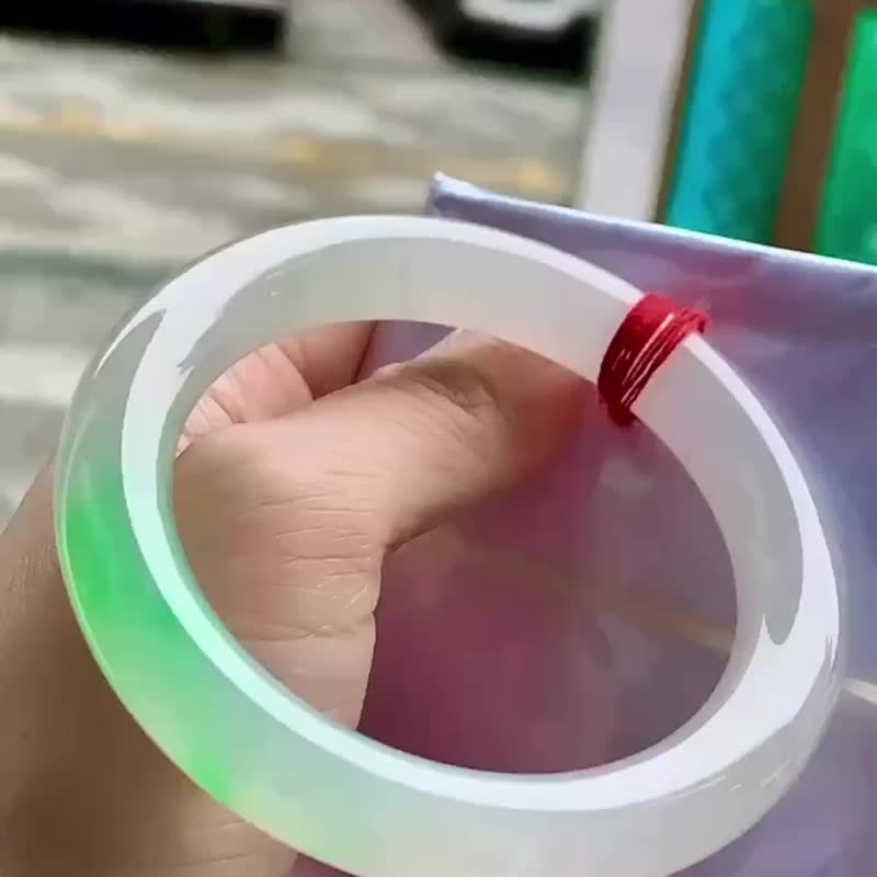 冰種翡翠天然翡翠玉鐲 A玉手鐲 玉鈪 • 冰種陽綠白底青翡翠圓鐲 - 手鍊/手環 - 玉石 白色